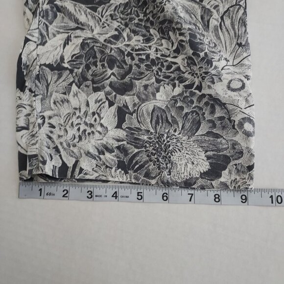Ann Taylor Loft Floral Gray & White Pull On Cropped Pants Size Large - Picture 10 of 10